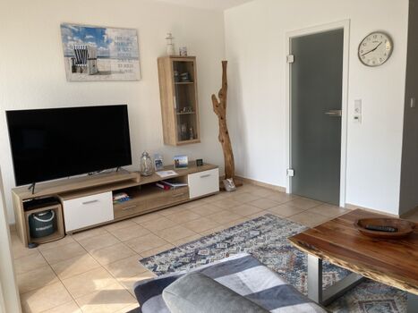 Schrankwand mit Flachbildfernseher