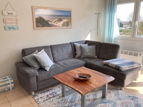 Sonniges Wohnzimmer mit Sitzgruppe