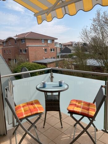 Sonniger Platz auf dem Balkon