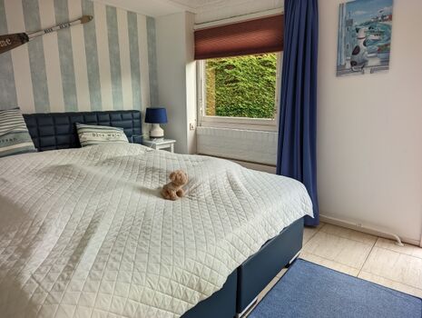 Schlafzimmer mit Ausgang in den Garten