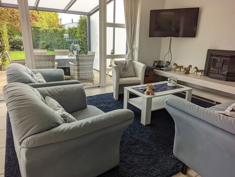 Wohnraum mit Ausgang in den Garten