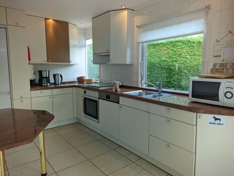 komplett ausgestattete Küche