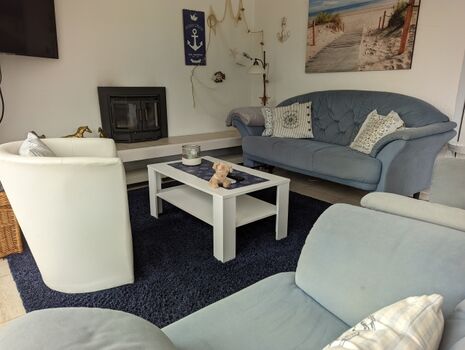 Wohnraum mit Kamin, TV, Sitzgruppe