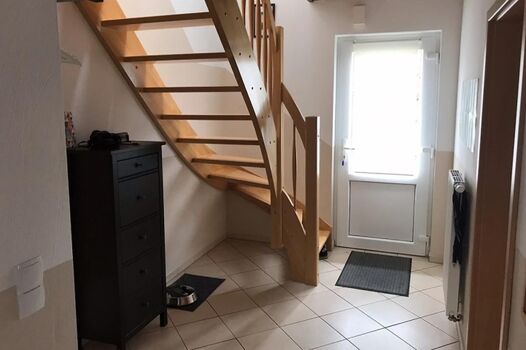 Treppe Buche lasiert ohne Stufenmatten.