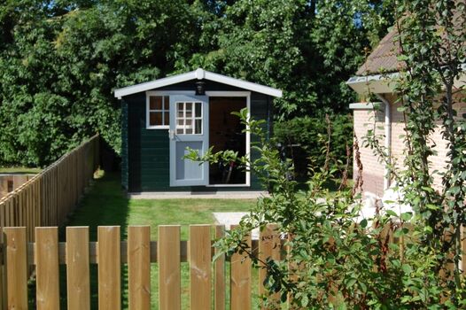 Gartenhaus mit komplett !!! eingezäuntem Garten 