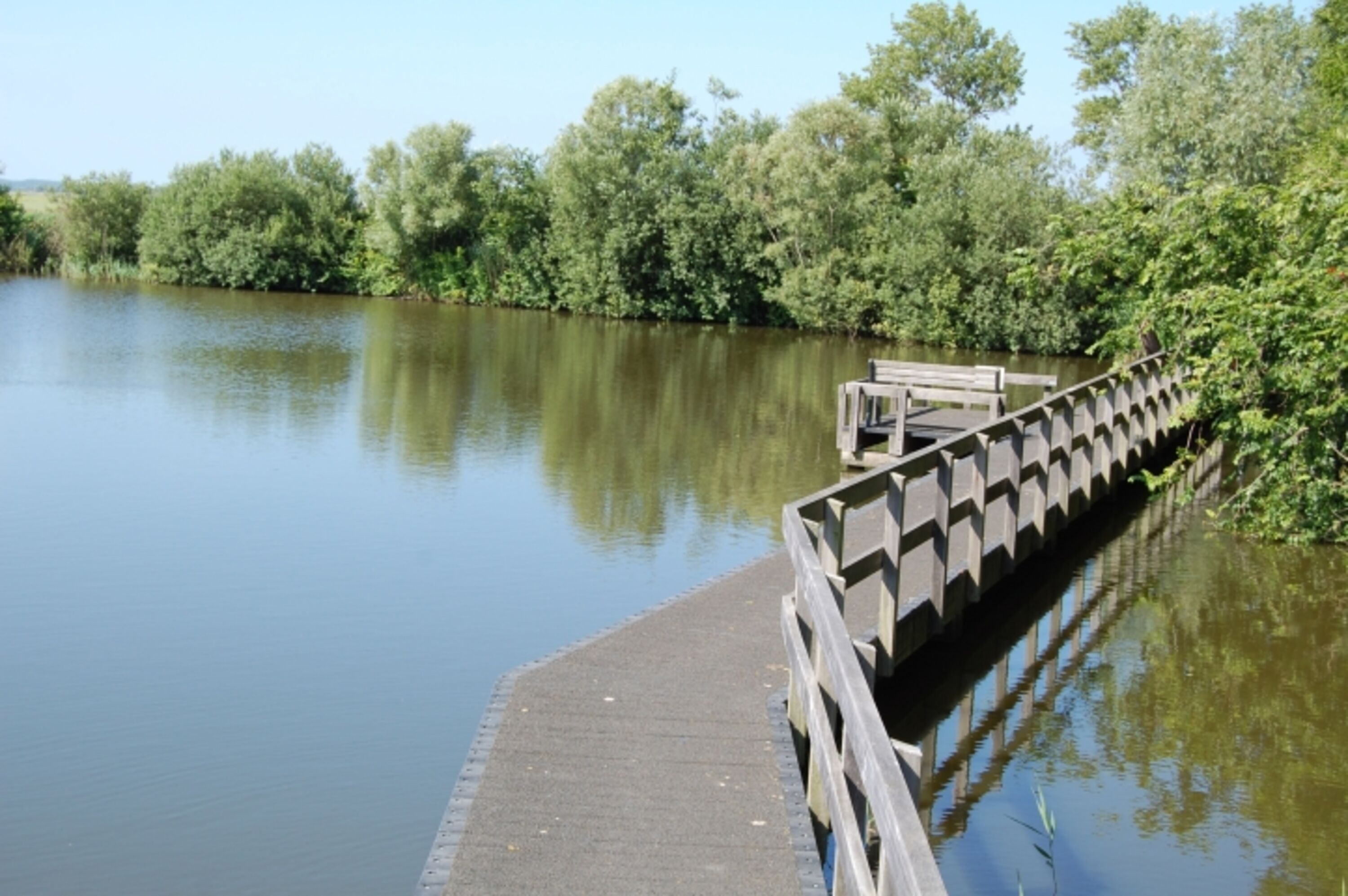 Der Steg vor dem Haus am See