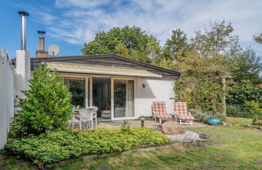 die Terrasse mit Gartengruppe, Markise und Grill