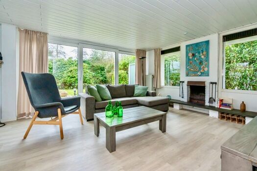 Das helle, geschmackvoll eingerichtete Wohnzimmer