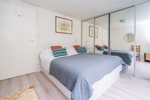 Schlafzimmer 1 mit Doppelbett und Schrank