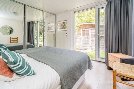 Schlafzimmer 1 mit Doppelbett und Schrank