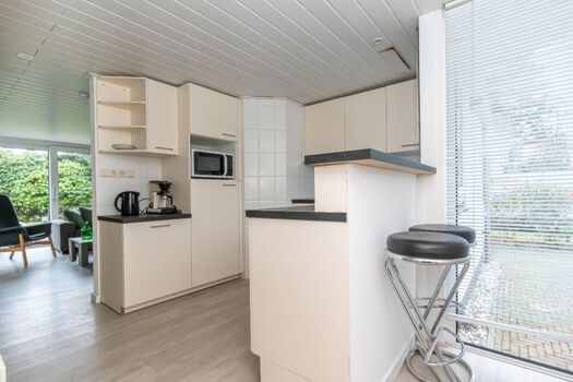 Die halboffene Küche mit Frühstücksbar