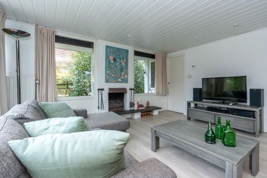 Die gemütliche Sitzecke mit Kamin und SMART TV