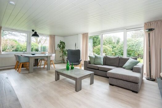 Das helle, geschmackvoll eingerichtete Wohnzimmer