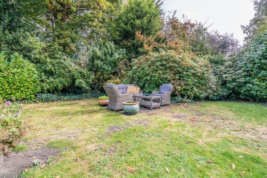 die 2. Terrasse mit Loungeecke (jetzt mit neuem Rasen!)