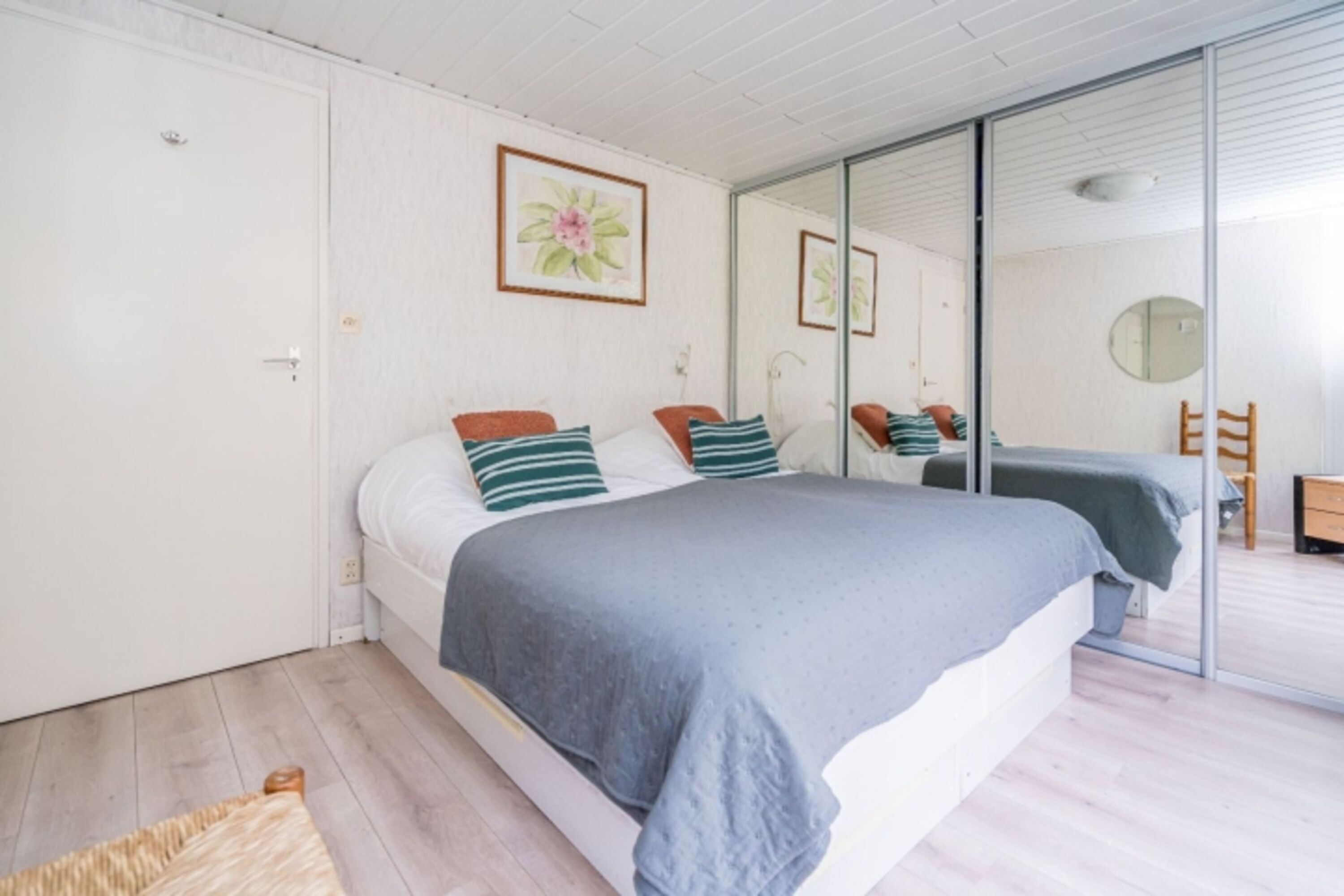 Schlafzimmer 1 mit Doppelbett und Schrank