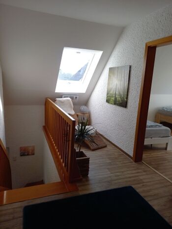 Treppenaufgang mit Leseecke im Obergeschoss
