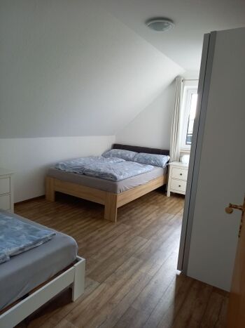 Schlafzimmer 1 mit Einzelbett und Doppelbett