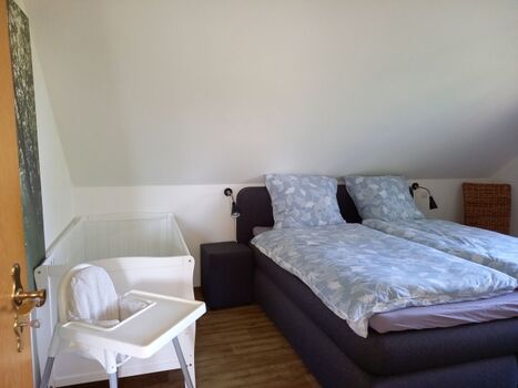 Schlafzimmer 3 mit Doppelbett und Babybett