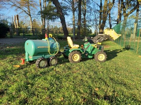 Kindertraktor mit Güllefass