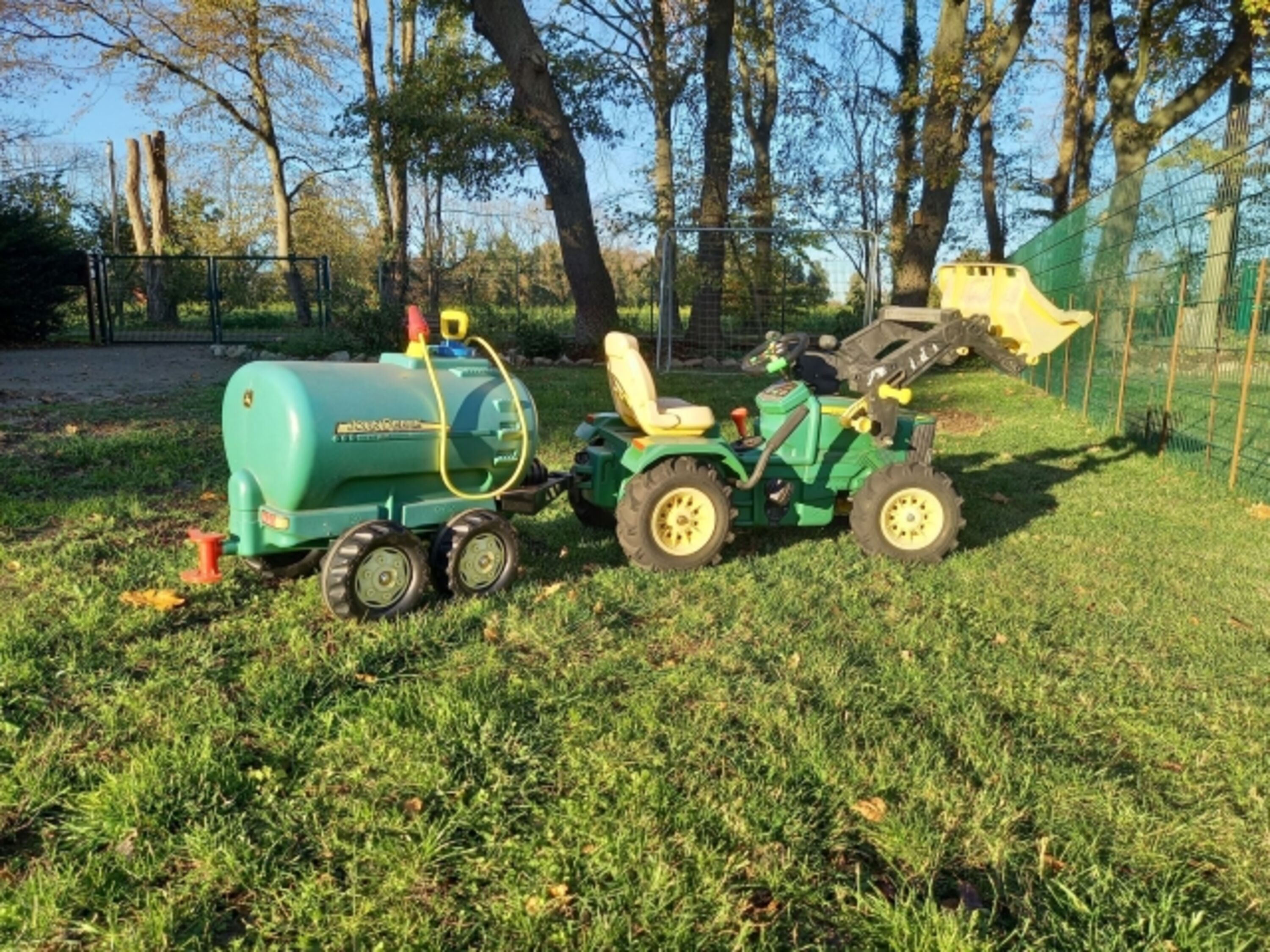 Kindertraktor mit Güllefass