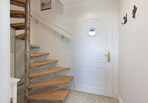 Treppe ins OG und Eingangsbereich