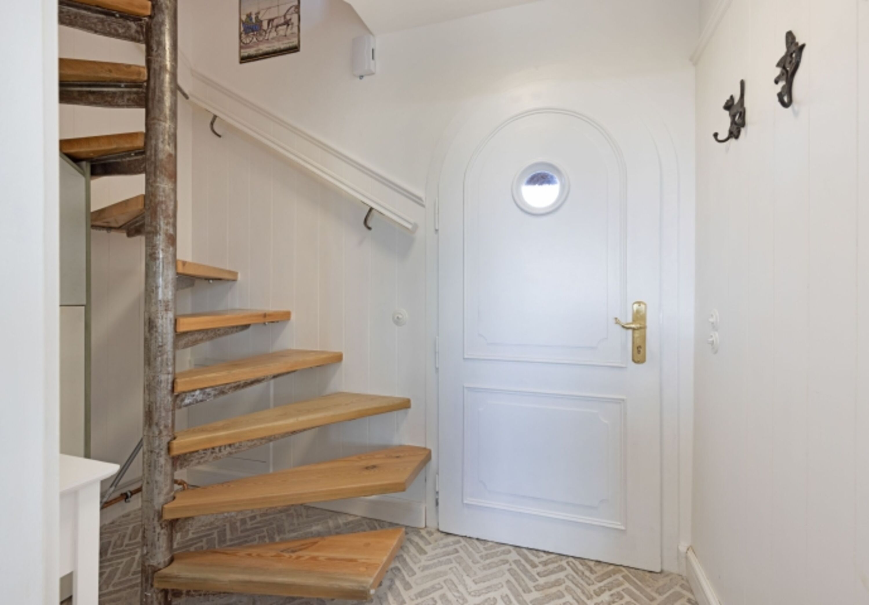Treppe ins OG und Eingangsbereich