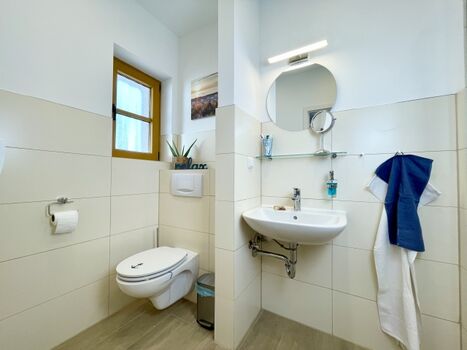 modernes, helles Duschbad mit Fenster