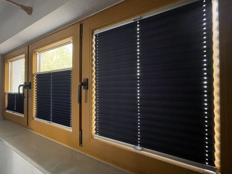 die Schlafzimmer verfügen über Plissees zur Verdunklung