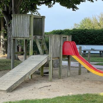 ein kleiner Spielplatz lädt die kleinen Gäste ein