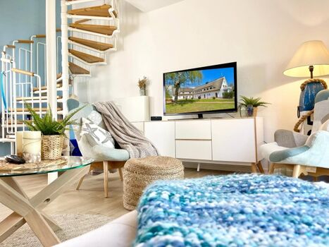 Smart-TV und Wendeltreppe in den 1. Stock 