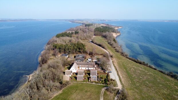 Das Höfthus von oben mit Blick die Landzunge entlang