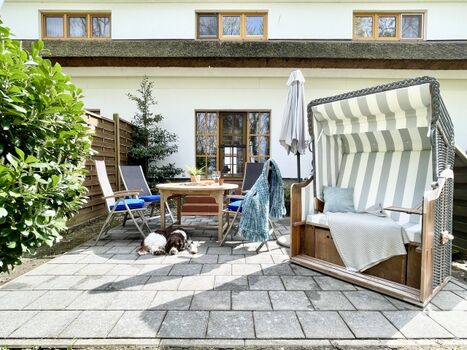 Terrasse mit Meerblick und Gartenmöbeln