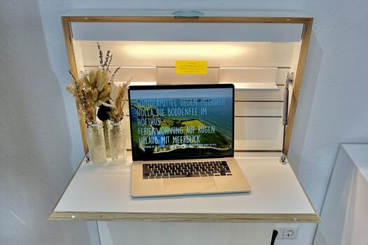 Arbeitsplatz incl. Beleuchtung, Ablage, Steckdose