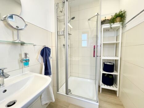 modernes, helles Duschbad