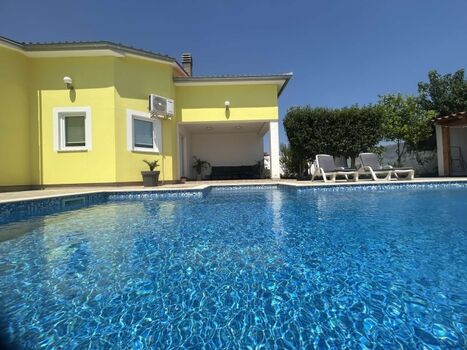 Neue Villa Anstika mit Pool, ruhige Lage, Familien  und Hund ...