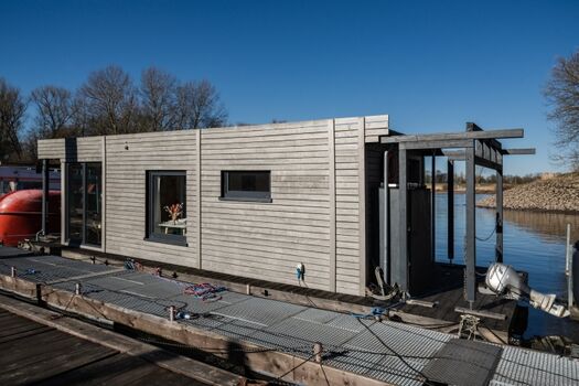 Das Hausboot WILMA von außen