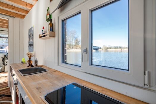 Küchenzeile im Hauptraum mit Gasherd (2 Platten)