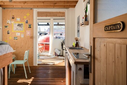 Blick vom Eingang/Bad in den Hauptraum