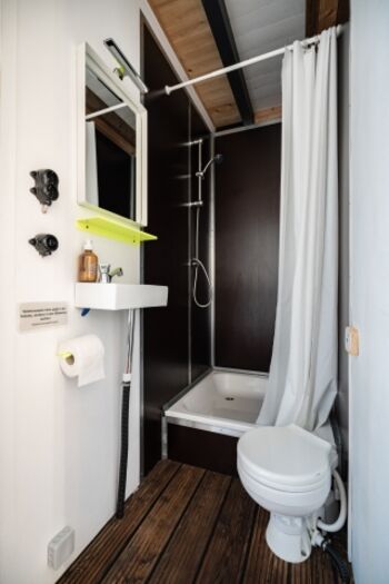 Bad mit kleiner Schiffstoilette und Dusche