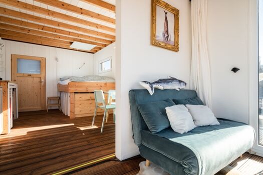 Der Innenbereich: aufgeteilt in Hauptraum mit Küchenzeile, Bett und Esstisch mit Zugang zum Bad 