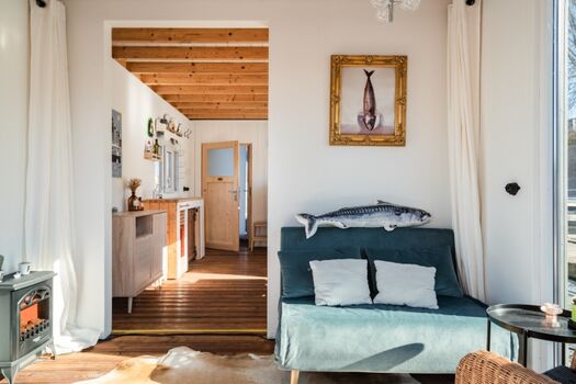 (Schlaf)Sofa im verglasten Wohnbereich vorne