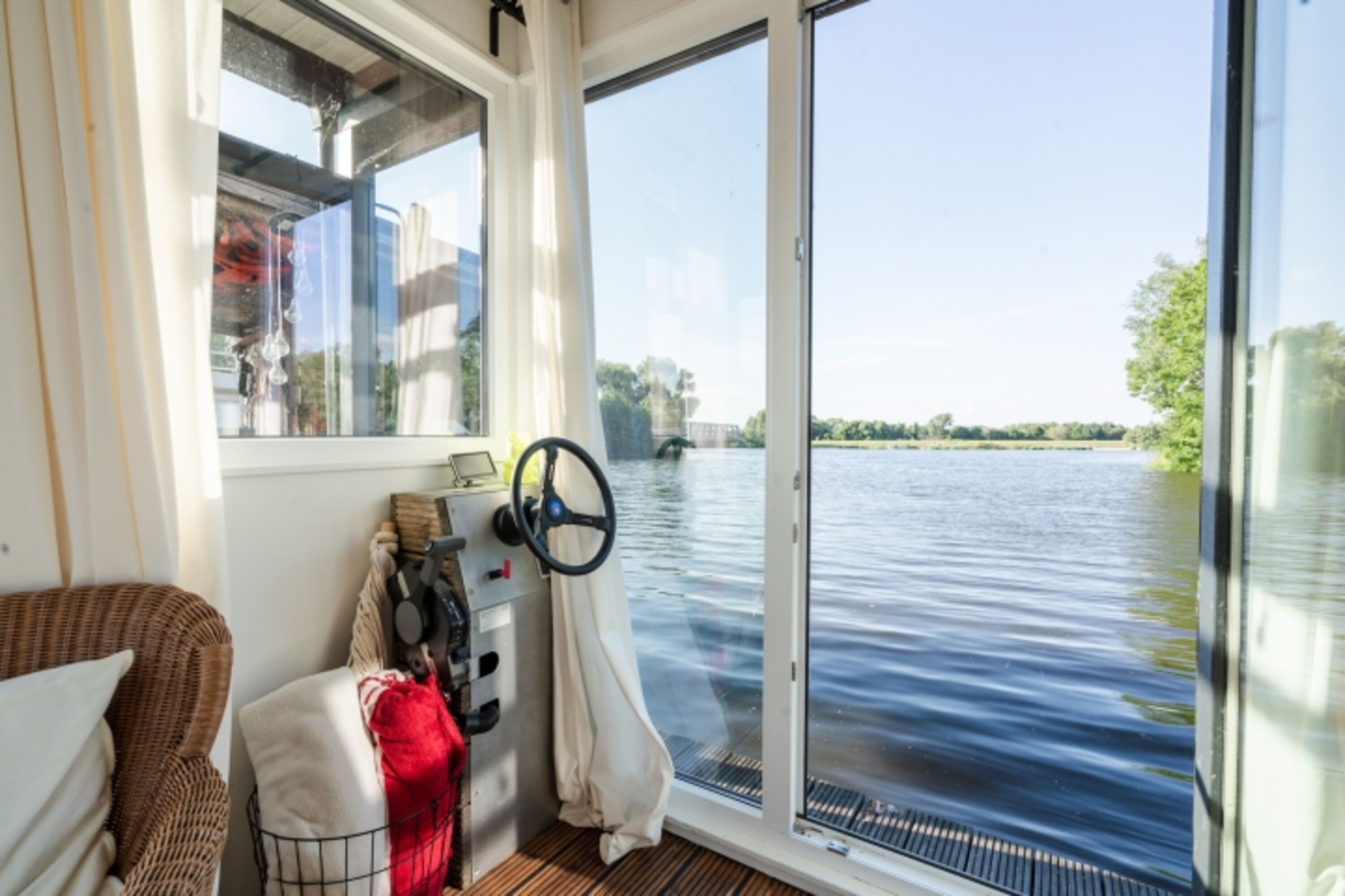 Wohnbereich vorne: verglaste Fenster bis zum Boden für einen freien Blick aufs Wasser