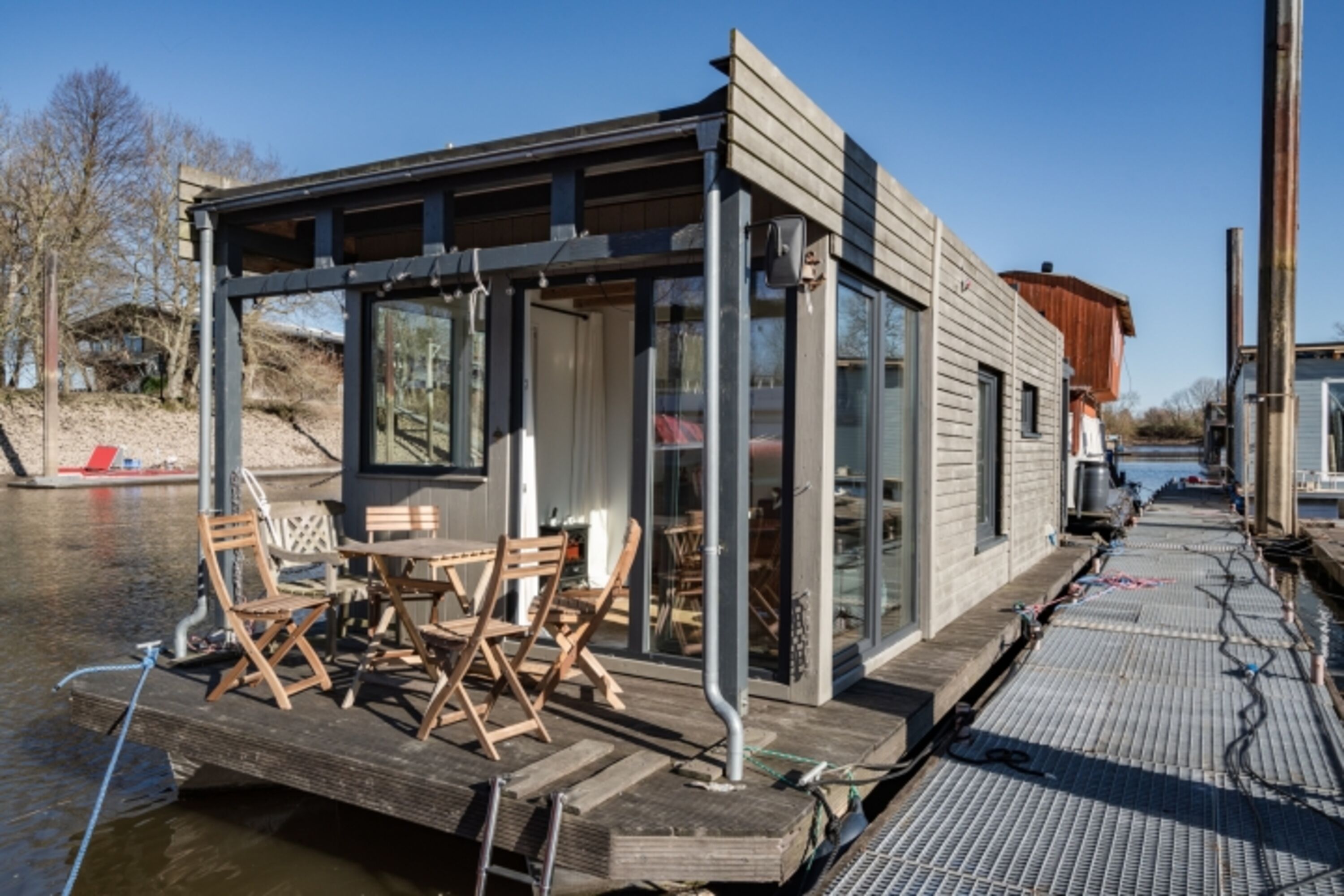 Das Hausboot WILMA von außen mit Terrasse vorne