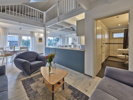 Blick Wohnbereich und Badezimmer