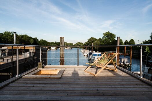 Dachterrasse mit Blick über den Diamantgraben (Seitenarm der Elbe)