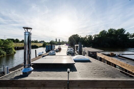 Blick von der Dachterrasse übers eigene Boot (mit Solarpaneel) und zu den anderen Booten bei uns im Hafen