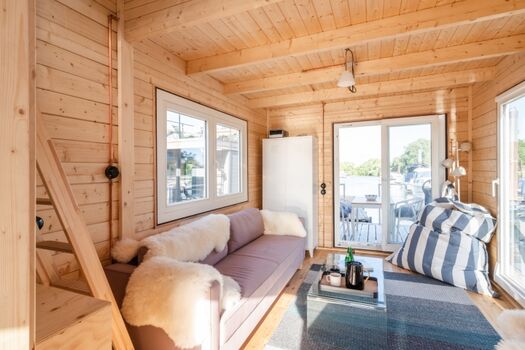 Innenbereich des Hausbootes mit klappbarer Schlafcouch