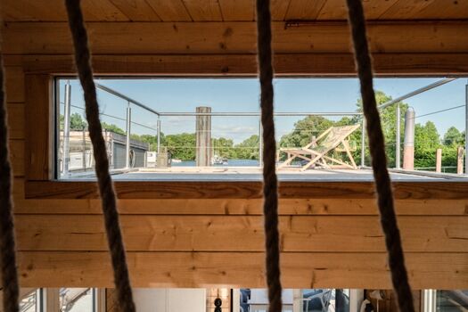 Blick von der Schlafebene auf die Dachterrasse (der Zugang zur Dachterrasse ist außen)