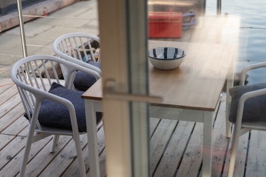 Blick auf die Terrasse von innen