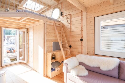 Aufgang zur Schlafebene mit 1,60 x 2,00 m großer Matratze und Dachfenster